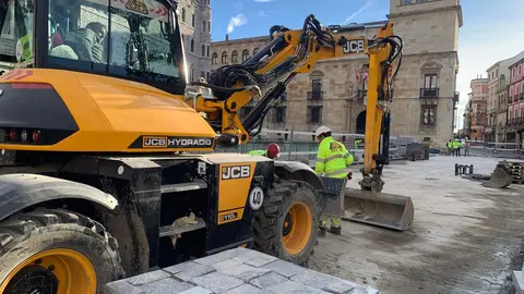 Siguen avanzando las obras de remodelación de la calle ancha y su entorno. Este martes las vallas de obra han llegado hasta el cruce con la calle Cervantes, cerrando el tramo que va desde la confluencia con la calle Cid. Al tiempo, los trabajos prosiguen en la plaza de Botines. Fotos: A.F.R.