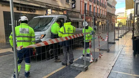 Siguen avanzando las obras de remodelación de la calle ancha y su entorno. Este martes las vallas de obra han llegado hasta el cruce con la calle Cervantes, cerrando el tramo que va desde la confluencia con la calle Cid. Al tiempo, los trabajos prosiguen en la plaza de Botines. Fotos: A.F.R.