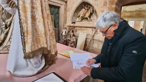 La Junta de Castilla y León ha finalizado una nueva fase de restauración en el Monasterio de Santa María de Sandoval, centrada en la sacristía y su antesala, con la firma del acta de fin de obra por parte del delegado territorial en León, Eduardo Diego.