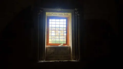 La Junta de Castilla y León ha finalizado una nueva fase de restauración en el Monasterio de Santa María de Sandoval, centrada en la sacristía y su antesala, con la firma del acta de fin de obra por parte del delegado territorial en León, Eduardo Diego.