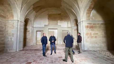 La Junta de Castilla y León ha finalizado una nueva fase de restauración en el Monasterio de Santa María de Sandoval, centrada en la sacristía y su antesala, con la firma del acta de fin de obra por parte del delegado territorial en León, Eduardo Diego.