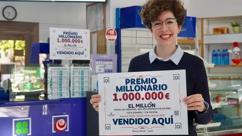 Un boleto validado en León, agraciado con el premio de ‘El Millón’ en el sorteo del Euromillones en la administración de loterías de la calle José Aguado. En la imagen, la propietaria del establecimiento, Ana Oláiz. Foto: Campillo.
