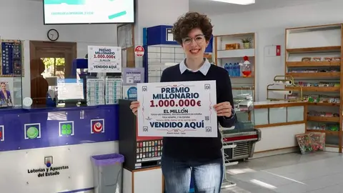 Un boleto validado en León, agraciado con el premio de ‘El Millón’ en el sorteo del Euromillones en la administración de loterías de la calle José Aguado. En la imagen, la propietaria del establecimiento, Ana Oláiz. Foto: Campillo.