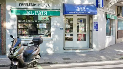 Un boleto validado en León, agraciado con el premio de ‘El Millón’ en el sorteo del Euromillones en la administración de loterías de la calle José Aguado. En la imagen, la propietaria del establecimiento, Ana Oláiz. Foto: Campillo.