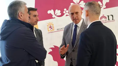 El alcalde de León, José Antonio Diez, informa sobre proyectos de eficiencia energética en la ciudad, junto al técnico municipal Jesús García Flórez, Martín Zaldo Saiz, de Norsol, y Alfonso Escuredo, de KSTAR. Foto: Campillo.
