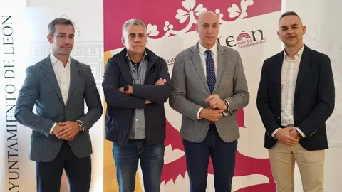 El alcalde de León, José Antonio Diez, informa sobre proyectos de eficiencia energética en la ciudad, junto al técnico municipal Jesús García Flórez, Martín Zaldo Saiz, de Norsol, y Alfonso Escuredo, de KSTAR. Foto: Campillo.