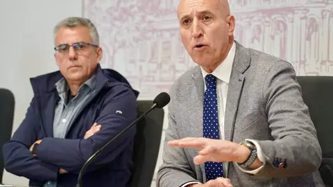 El alcalde de León, José Antonio Diez, informa sobre proyectos de eficiencia energética en la ciudad, junto al técnico municipal Jesús García Flórez, Martín Zaldo Saiz, de Norsol, y Alfonso Escuredo, de KSTAR. Foto: Campillo.