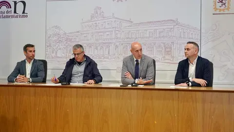 El alcalde de León, José Antonio Diez, informa sobre proyectos de eficiencia energética en la ciudad, junto al técnico municipal Jesús García Flórez, Martín Zaldo Saiz, de Norsol, y Alfonso Escuredo, de KSTAR. Foto: Campillo.