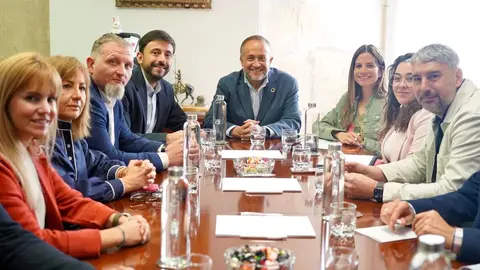 El secretario de Política Municipal del PSOE de Castilla y León, Fran Díaz, y el presidente de la Diputación de León, Gerardo Álvarez Courel, mantienen un encuentro de trabajo con el Grupo Socialista. La vicesecretaria general del PSOECyL y vicepresidenta segunda de las Cortes, Nuria Rubio, también asiste al encuentro. Foto: Campillo.