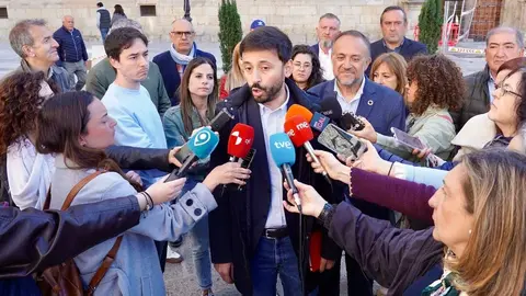 El secretario de Política Municipal del PSOE de Castilla y León, Fran Díaz, y el presidente de la Diputación de León, Gerardo Álvarez Courel, mantienen un encuentro de trabajo con el Grupo Socialista. La vicesecretaria general del PSOECyL y vicepresidenta segunda de las Cortes, Nuria Rubio, también asiste al encuentro. Foto: Campillo.