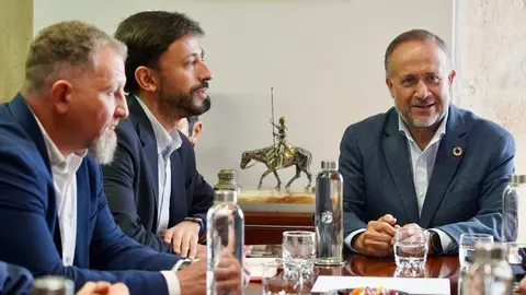 El secretario de Política Municipal del PSOE de Castilla y León, Fran Díaz, y el presidente de la Diputación de León, Gerardo Álvarez Courel, mantienen un encuentro de trabajo con el Grupo Socialista. La vicesecretaria general del PSOECyL y vicepresidenta segunda de las Cortes, Nuria Rubio, también asiste al encuentro. Foto: Campillo.