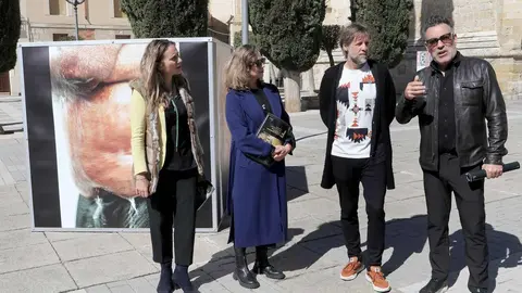 Inauguración del VI Festival Internacional de Fotografía de Castilla y León. Asisten la directora general de Políticas Culturales en funciones, Inmaculada Martínez; y el concejal de Identidad Cultural, Turismo y Fiestas, Francisco Fernández
