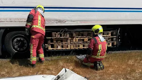 Una colisión por alcance entre dos camiones en Santas Martas deja un herido. Un conductor de unos 50 años precisa atención sanitaria tras impactar contra un vehículo detenido en la calzada en dirección a Burgos. En las imágenes, Bomberos de León en la zona del accidente.