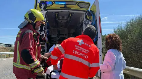 Una colisión por alcance entre dos camiones en Santas Martas deja un herido. Un conductor de unos 50 años precisa atención sanitaria tras impactar contra un vehículo detenido en la calzada en dirección a Burgos. En las imágenes, Bomberos de León en la zona del accidente.
