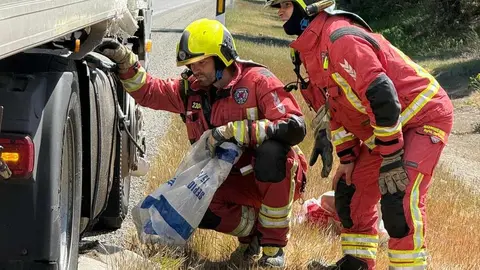 Una colisión por alcance entre dos camiones en Santas Martas deja un herido. Un conductor de unos 50 años precisa atención sanitaria tras impactar contra un vehículo detenido en la calzada en dirección a Burgos. En las imágenes, Bomberos de León en la zona del accidente.
