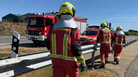 Una colisión por alcance entre dos camiones en Santas Martas deja un herido. Un conductor de unos 50 años precisa atención sanitaria tras impactar contra un vehículo detenido en la calzada en dirección a Burgos. En las imágenes, Bomberos de León en la zona del accidente.