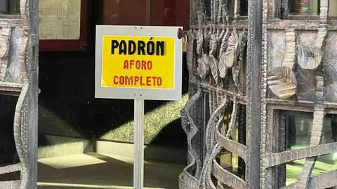 Un cartel 'fosforito' advierte de la imposibilidad de atender a nuevos migrantes que soliciten documentación en el padrón municipal. El proceso de regularización ha provocado una masiva presencia de demandantes de documentación, visible desde antes de que se abran las dependencias municipales. Fotos: Lucía Ramajo