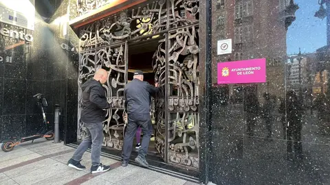 Un cartel 'fosforito' advierte de la imposibilidad de atender a nuevos migrantes que soliciten documentación en el padrón municipal. El proceso de regularización ha provocado una masiva presencia de demandantes de documentación, visible desde antes de que se abran las dependencias municipales. Fotos: Lucía Ramajo