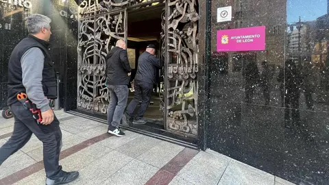 Un cartel 'fosforito' advierte de la imposibilidad de atender a nuevos migrantes que soliciten documentación en el padrón municipal. El proceso de regularización ha provocado una masiva presencia de demandantes de documentación, visible desde antes de que se abran las dependencias municipales. Fotos: Lucía Ramajo