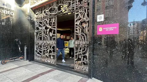 Un cartel 'fosforito' advierte de la imposibilidad de atender a nuevos migrantes que soliciten documentación en el padrón municipal. El proceso de regularización ha provocado una masiva presencia de demandantes de documentación, visible desde antes de que se abran las dependencias municipales. Fotos: Lucía Ramajo