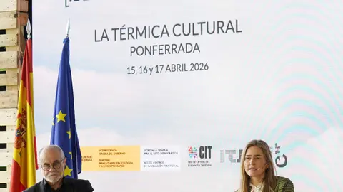 La vicepresidenta tercera del Gobierno y ministra de Transición Ecológica y Reto Demográfico, Sara Aagesen, junto al director científico de la cátedra ‘Emprendimiento-Territorio-Innovación’, e ideólogo del concepto ‘Ciudad de los 15 minutos / Territorio de la media hora’, Carlos Moreno, durante el Encuentro Nacional de la Red de Centros de Innovación Territorial que se celebra en Ponferrada. Foto: César Sánchez.