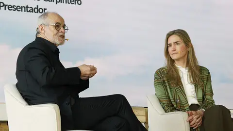 La vicepresidenta tercera del Gobierno y ministra de Transición Ecológica y Reto Demográfico, Sara Aagesen, junto al director científico de la cátedra ‘Emprendimiento-Territorio-Innovación’, e ideólogo del concepto ‘Ciudad de los 15 minutos / Territorio de la media hora’, Carlos Moreno, durante el Encuentro Nacional de la Red de Centros de Innovación Territorial que se celebra en Ponferrada. Foto: César Sánchez.