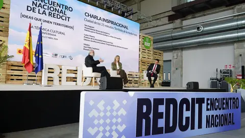 La vicepresidenta tercera del Gobierno y ministra de Transición Ecológica y Reto Demográfico, Sara Aagesen, junto al director científico de la cátedra ‘Emprendimiento-Territorio-Innovación’, e ideólogo del concepto ‘Ciudad de los 15 minutos / Territorio de la media hora’, Carlos Moreno, durante el Encuentro Nacional de la Red de Centros de Innovación Territorial que se celebra en Ponferrada. Foto: César Sánchez.