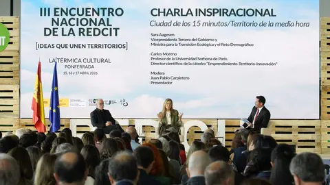 La vicepresidenta tercera del Gobierno y ministra de Transición Ecológica y Reto Demográfico, Sara Aagesen, junto al director científico de la cátedra ‘Emprendimiento-Territorio-Innovación’, e ideólogo del concepto ‘Ciudad de los 15 minutos / Territorio de la media hora’, Carlos Moreno, durante el Encuentro Nacional de la Red de Centros de Innovación Territorial que se celebra en Ponferrada. Foto: César Sánchez.
