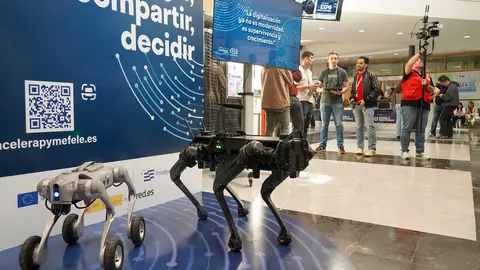 Acto de inauguración de la V Expo Leóni4 ‘Digital & Tech Forum’, en el que participan la rectora de la Universidad de León, Nuria González, el presidente de la Federación Leonesa de Empresarios, Juan María Vallejo, el director de la Escuela de Ingenierías, Joaquín Barreiro, y el presidente de Leóni4, Óscar Rodriguez Ordás, entre otros. Foto: Campillo.