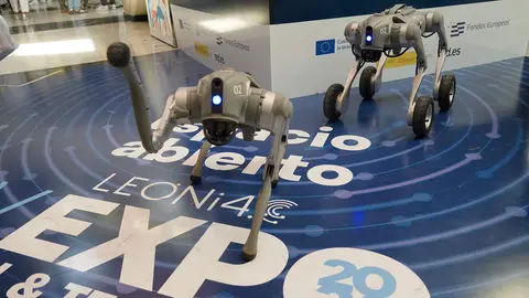 Acto de inauguración de la V Expo Leóni4 ‘Digital & Tech Forum’, en el que participan la rectora de la Universidad de León, Nuria González, el presidente de la Federación Leonesa de Empresarios, Juan María Vallejo, el director de la Escuela de Ingenierías, Joaquín Barreiro, y el presidente de Leóni4, Óscar Rodriguez Ordás, entre otros. Foto: Campillo.