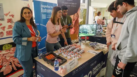 Acto de inauguración de la V Expo Leóni4 ‘Digital & Tech Forum’, en el que participan la rectora de la Universidad de León, Nuria González, el presidente de la Federación Leonesa de Empresarios, Juan María Vallejo, el director de la Escuela de Ingenierías, Joaquín Barreiro, y el presidente de Leóni4, Óscar Rodriguez Ordás, entre otros. Foto: Campillo.