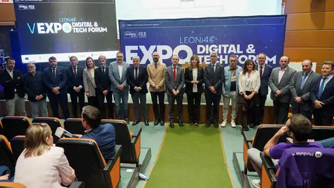 Acto de inauguración de la V Expo Leóni4 ‘Digital & Tech Forum’, en el que participan la rectora de la Universidad de León, Nuria González, el presidente de la Federación Leonesa de Empresarios, Juan María Vallejo, el director de la Escuela de Ingenierías, Joaquín Barreiro, y el presidente de Leóni4, Óscar Rodriguez Ordás, entre otros. Foto: Campillo.