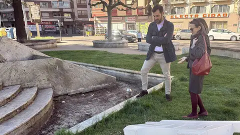 El PP denuncia abandono en Feve y bloqueo del tren al centro. El portavoz popular en el Ayuntamiento de León, David Fernández, critica la gestión del PSOE y el estado del entorno de la estación de Padre Isla.