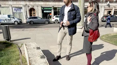 El PP denuncia abandono en Feve y bloqueo del tren al centro. El portavoz popular en el Ayuntamiento de León, David Fernández, critica la gestión del PSOE y el estado del entorno de la estación de Padre Isla.