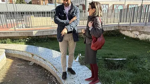 El PP denuncia abandono en Feve y bloqueo del tren al centro. El portavoz popular en el Ayuntamiento de León, David Fernández, critica la gestión del PSOE y el estado del entorno de la estación de Padre Isla.