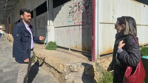 El PP denuncia abandono en Feve y bloqueo del tren al centro. El portavoz popular en el Ayuntamiento de León, David Fernández, critica la gestión del PSOE y el estado del entorno de la estación de Padre Isla.