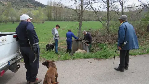 Las comunidades de regantes inician los trabajos de limpieza y mantenimiento de presas y acequias en toda la provincia, con el ejemplo de 'San Bartolomé'. Fotos: Miguel A. González Castañón