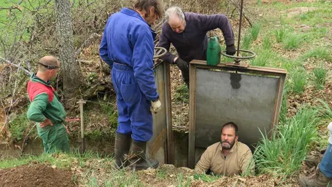 Las comunidades de regantes inician los trabajos de limpieza y mantenimiento de presas y acequias en toda la provincia, con el ejemplo de 'San Bartolomé'. Fotos: Miguel A. González Castañón