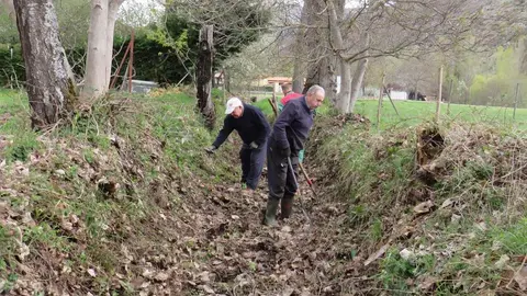 Las comunidades de regantes inician los trabajos de limpieza y mantenimiento de presas y acequias en toda la provincia, con el ejemplo de 'San Bartolomé'. Fotos: Miguel A. González Castañón