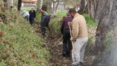 Las comunidades de regantes inician los trabajos de limpieza y mantenimiento de presas y acequias en toda la provincia, con el ejemplo de 'San Bartolomé'. Fotos: Miguel A. González Castañón