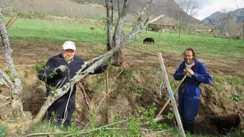 Las comunidades de regantes inician los trabajos de limpieza y mantenimiento de presas y acequias en toda la provincia, con el ejemplo de 'San Bartolomé'. Fotos: Miguel A. González Castañón