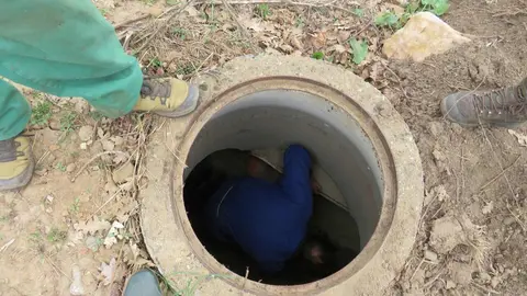 Las comunidades de regantes inician los trabajos de limpieza y mantenimiento de presas y acequias en toda la provincia, con el ejemplo de 'San Bartolomé'. Fotos: Miguel A. González Castañón