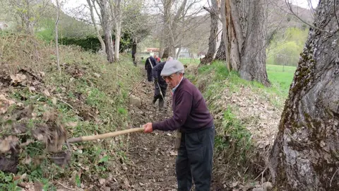 Las comunidades de regantes inician los trabajos de limpieza y mantenimiento de presas y acequias en toda la provincia, con el ejemplo de 'San Bartolomé'. Fotos: Miguel A. González Castañón