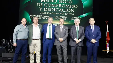 La Caja Rural de Zamora ha rendido homenaje a tres de sus trabajadores históricos que han alcanzado los 50 años de trayectoria profesional dentro de la entidad, un hito “poco habitual en el contexto laboral actual” y que simboliza medio siglo de compromiso y vocación de servicio.