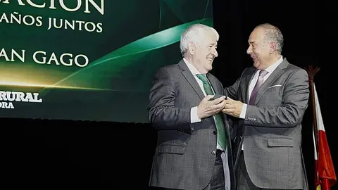 La Caja Rural de Zamora ha rendido homenaje a tres de sus trabajadores históricos que han alcanzado los 50 años de trayectoria profesional dentro de la entidad, un hito “poco habitual en el contexto laboral actual” y que simboliza medio siglo de compromiso y vocación de servicio.