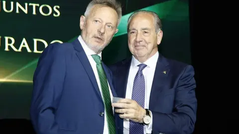 La Caja Rural de Zamora ha rendido homenaje a tres de sus trabajadores históricos que han alcanzado los 50 años de trayectoria profesional dentro de la entidad, un hito “poco habitual en el contexto laboral actual” y que simboliza medio siglo de compromiso y vocación de servicio.