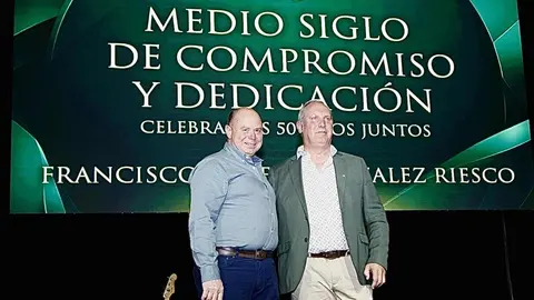 La Caja Rural de Zamora ha rendido homenaje a tres de sus trabajadores históricos que han alcanzado los 50 años de trayectoria profesional dentro de la entidad, un hito “poco habitual en el contexto laboral actual” y que simboliza medio siglo de compromiso y vocación de servicio.