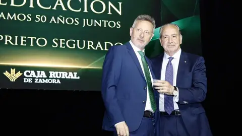 La Caja Rural de Zamora ha rendido homenaje a tres de sus trabajadores históricos que han alcanzado los 50 años de trayectoria profesional dentro de la entidad, un hito “poco habitual en el contexto laboral actual” y que simboliza medio siglo de compromiso y vocación de servicio.