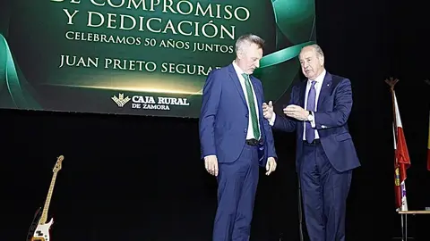 La Caja Rural de Zamora ha rendido homenaje a tres de sus trabajadores históricos que han alcanzado los 50 años de trayectoria profesional dentro de la entidad, un hito “poco habitual en el contexto laboral actual” y que simboliza medio siglo de compromiso y vocación de servicio.