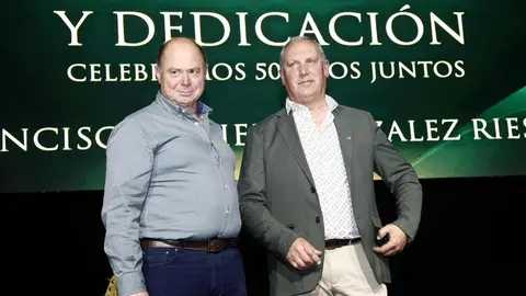 La Caja Rural de Zamora ha rendido homenaje a tres de sus trabajadores históricos que han alcanzado los 50 años de trayectoria profesional dentro de la entidad, un hito “poco habitual en el contexto laboral actual” y que simboliza medio siglo de compromiso y vocación de servicio.